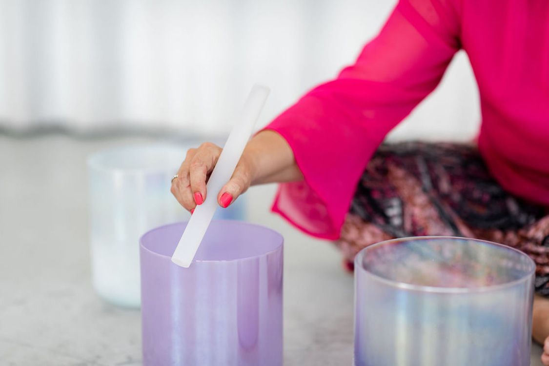 Kristall-Klangschalen wirken vielfach positiv auf das Gehirn, das Nervensystem und die Faszien. Jetzt in der Gesundheitspraxis Find Your Balance : Melanie Fleper in Bad Aibling.